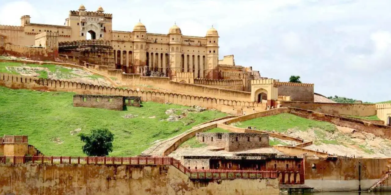 Top 13 Must-Visit Destinations in Jaipur: City Palace, Amber Fort, Hawa Mahal & Many More Jaigarh fort in Jaipur Rajasthan