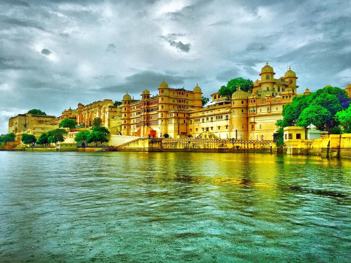 Top 10 Must-Visit Attractions in Udaipur: Temples, Palaces, Lakes, and More Lake pichola in Udaipur