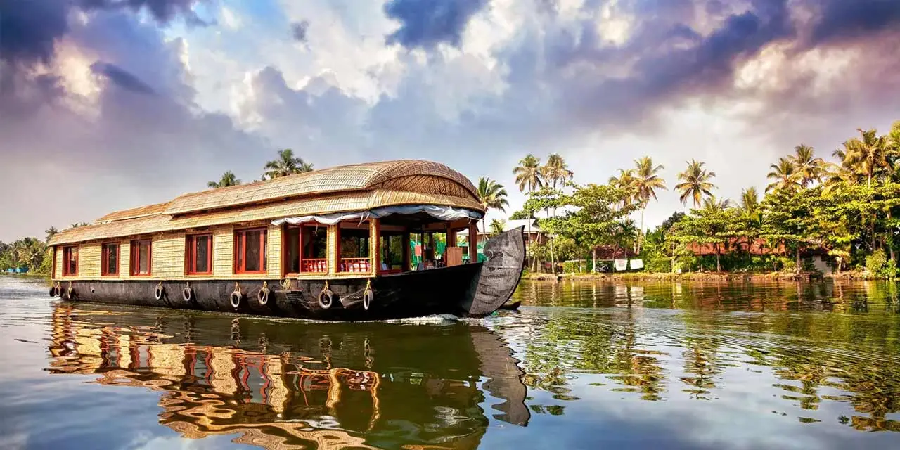 Top 10 Must Visit Destinations in Kerala: Discover Beauty and Culture of God's Own Country Alleppey in Kerala